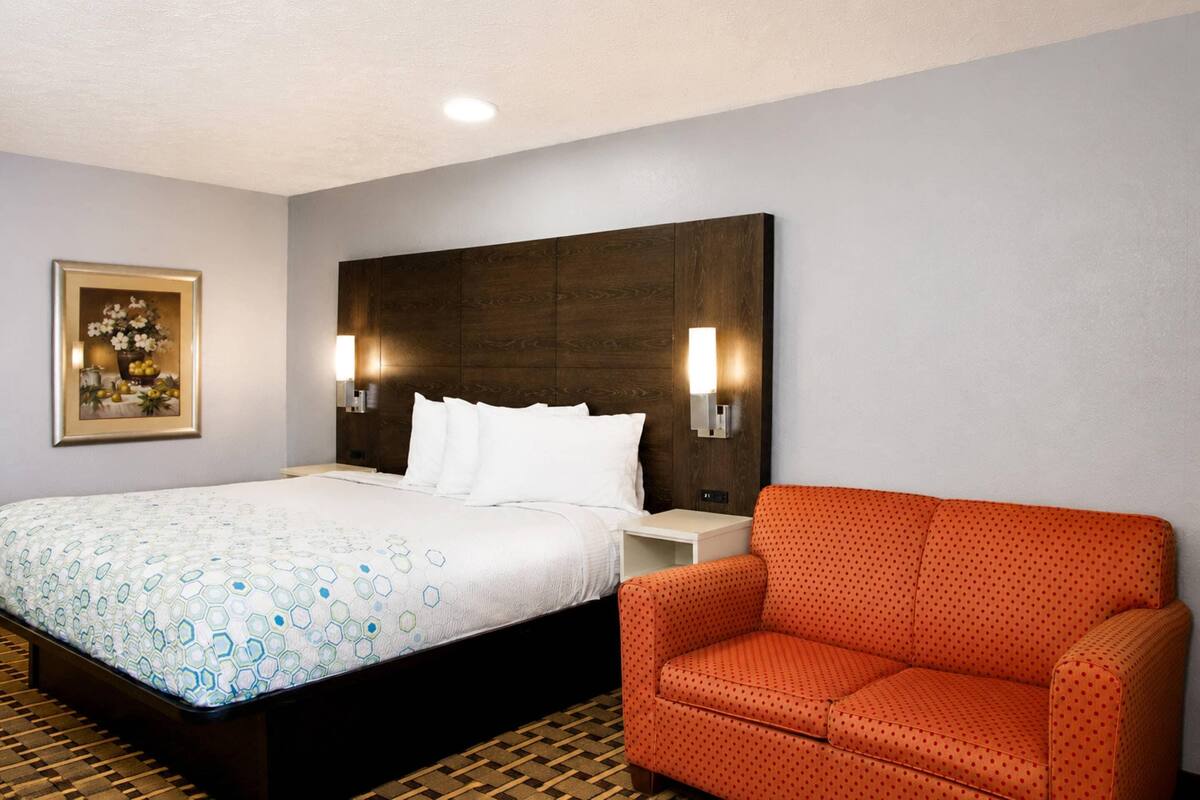 Suite, 1 King Bed with Sofa bed, Non Smoking | Desk, WiFi (free)