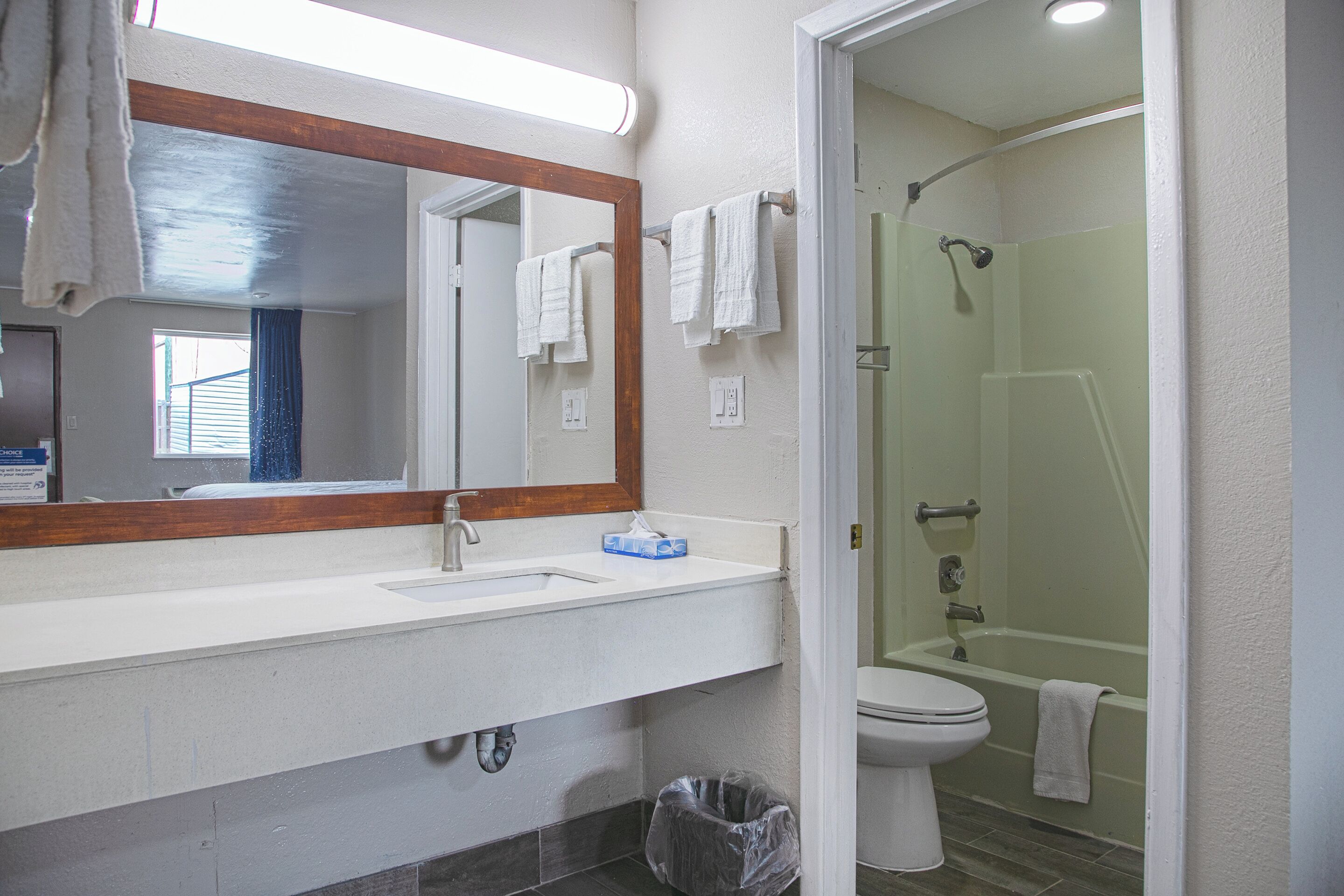 Habitación, 1 cama King size | Baño | Amenidades de baño gratuitas y toallas 