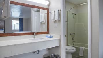 Kamer, 1 kingsize bed | Badkamer | Gratis toiletartikelen, handdoeken