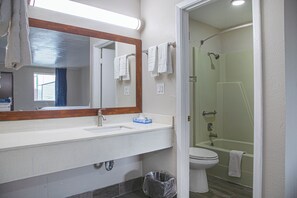Camera, 1 letto king | Bagno | Set di cortesia gratuito, asciugamani