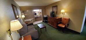 Suite Deluks, 1 Tempat Tidur King, hot tub | Kamar mandi | Kombinasi shower/bathtub dan perlengkapan mandi gratis
