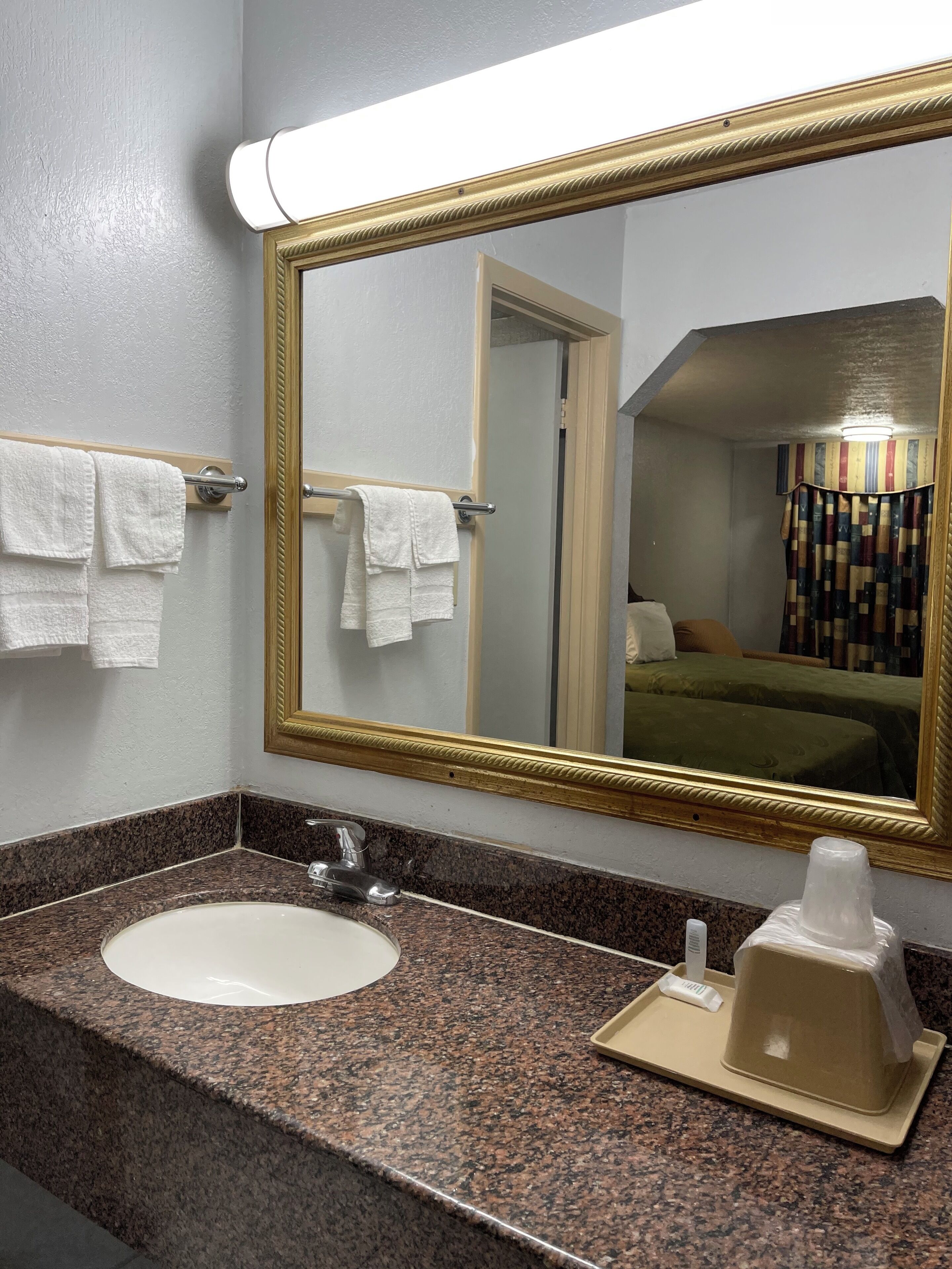 Combined shower/tub, free toiletries, hair dryer, towels