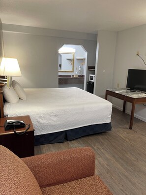 Escritorio, wifi gratis, ropa de cama y despertador
