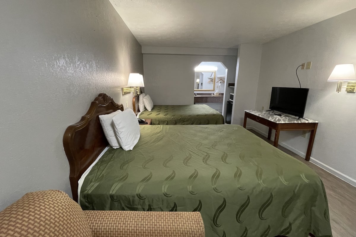 Standard Room, 2 Katil Kelamin (Double), Non Smoking | Meja, Wi-fi percuma, cadar katil, jam penggera
