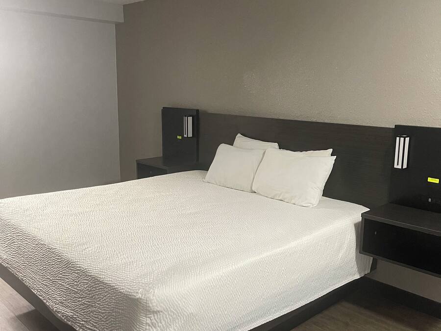 Suite – deluxe, 1 kingsize-seng, spabadekar | Bad | Kombinert dusj/badekar, toalettartikler (inkludert) og hårføner