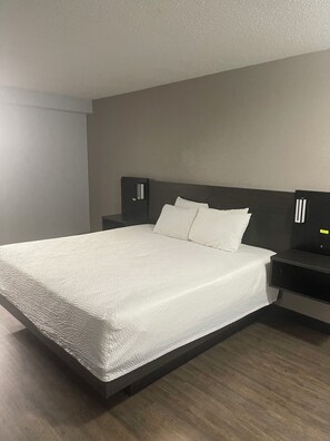 Suite Deluxe, 1 letto king, idromassaggio | Bagno | Combinazione doccia/vasca, set di cortesia gratuito, asciugacapelli