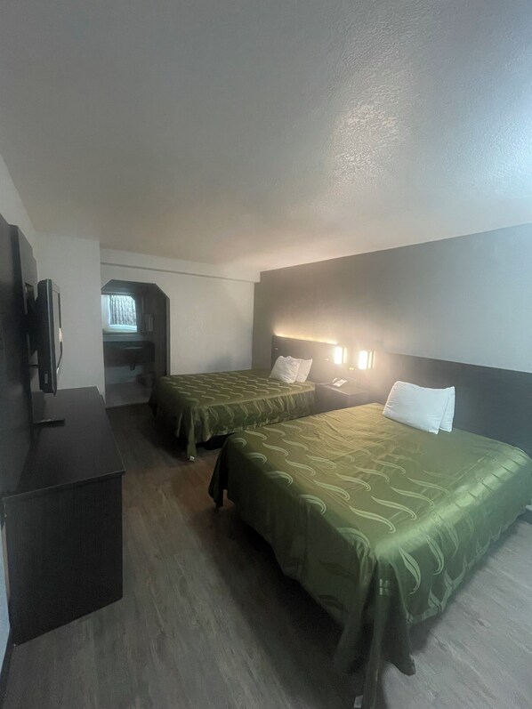 Habitación doble Deluxe, 2 camas matrimoniales, baño privado | Escritorio, wifi gratis, ropa de cama y despertador 