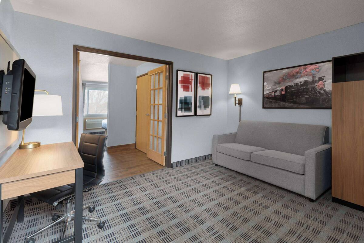 premier room, 1 king bed, non smoking | desk, blackout curtains, soundproofing, iron/ironing board