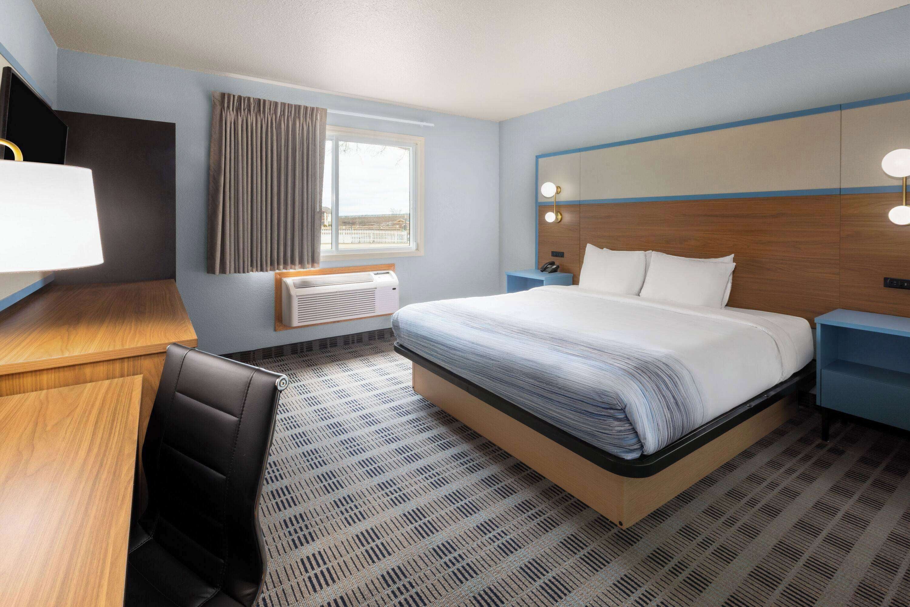 room, 1 king bed, accessible, non smoking (mobility, roll-in shower) | desk, blackout curtains, soundproofing, iron/ironing board