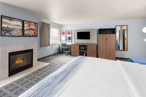 Superior Room, 1 King Bed, Non Smoking | Desk, blackout drapes, soundproofing, iron/ironing board