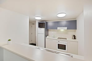 Kühlschrank, Mikrowelle, Ofen, Wasserkocher mit Kaffee-/Teezubehör