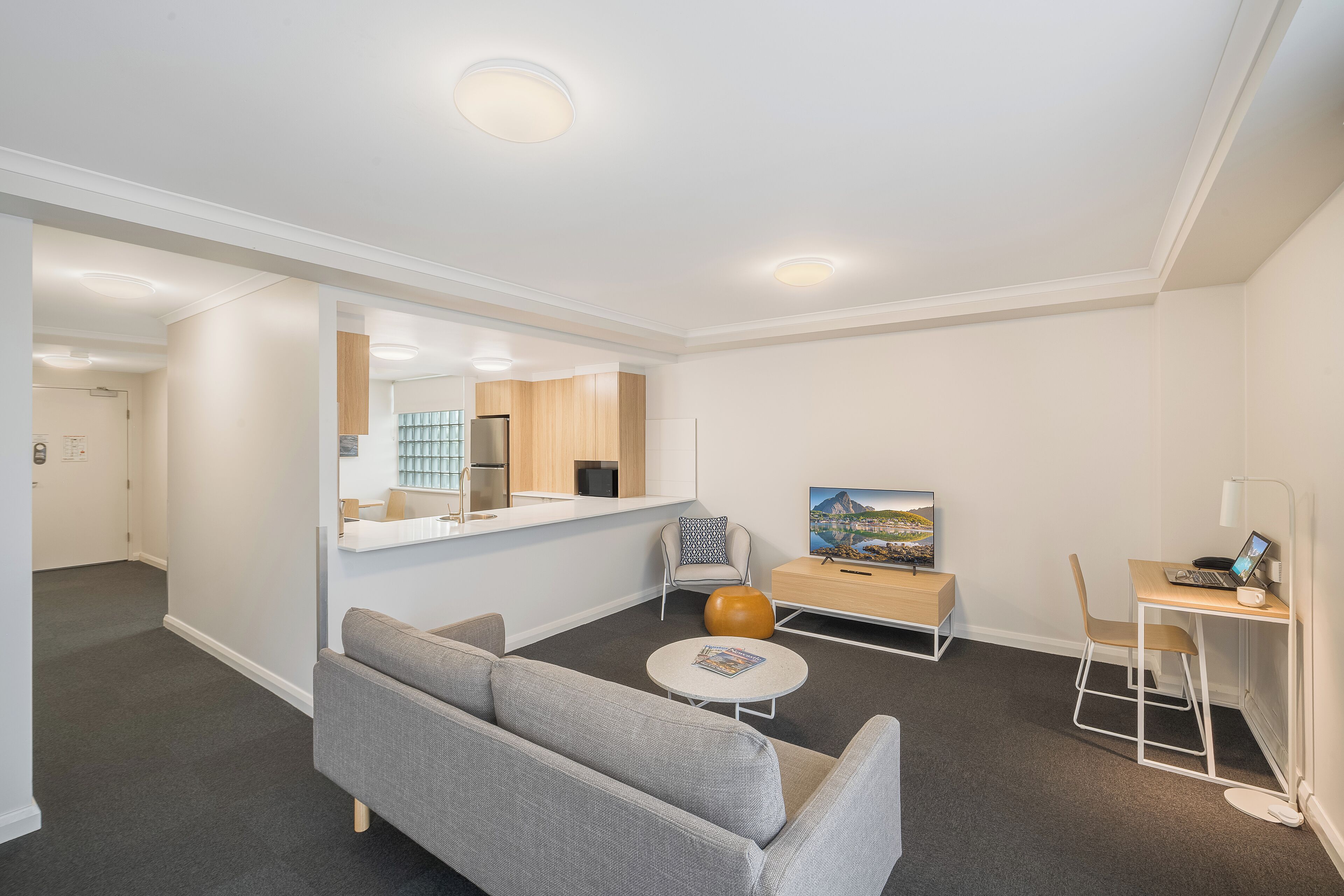 行政公寓, 2 间卧室 | 起居区 | 43-英寸纯平电视 （配备数码频道）、Netflix