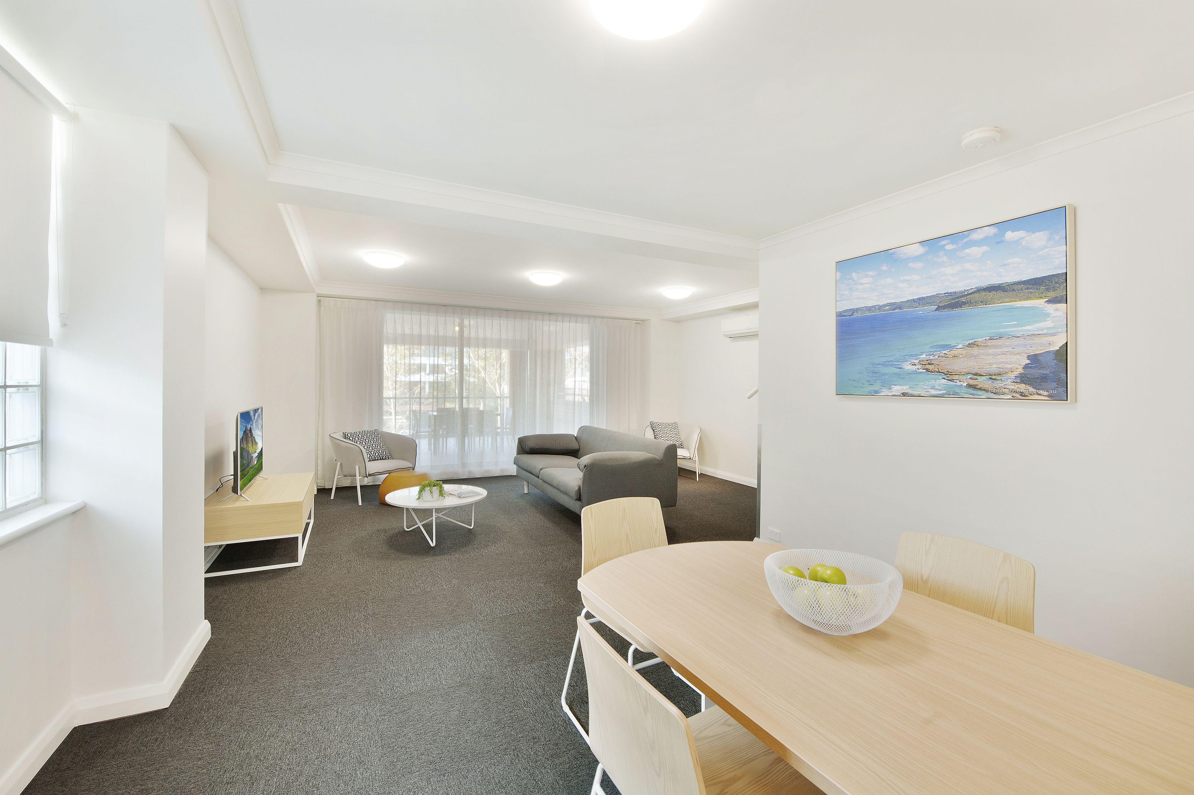 Leilighet, 2 soverom | Oppholdsområde | En 43-tommers Flatskjerm-TV med digitale kanaler