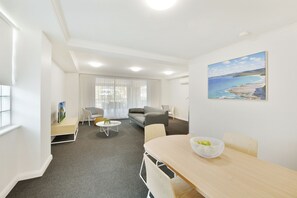 Lägenhet - 2 sovrum | Vardagsrum | 43-tums platt-tv med digitalkanaler