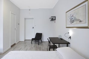 Habitació familiar | Escriptori, wifi gratuïta i roba de llit 