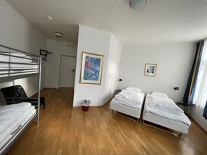 Habitació familiar | Escriptori, wifi gratuïta i roba de llit 