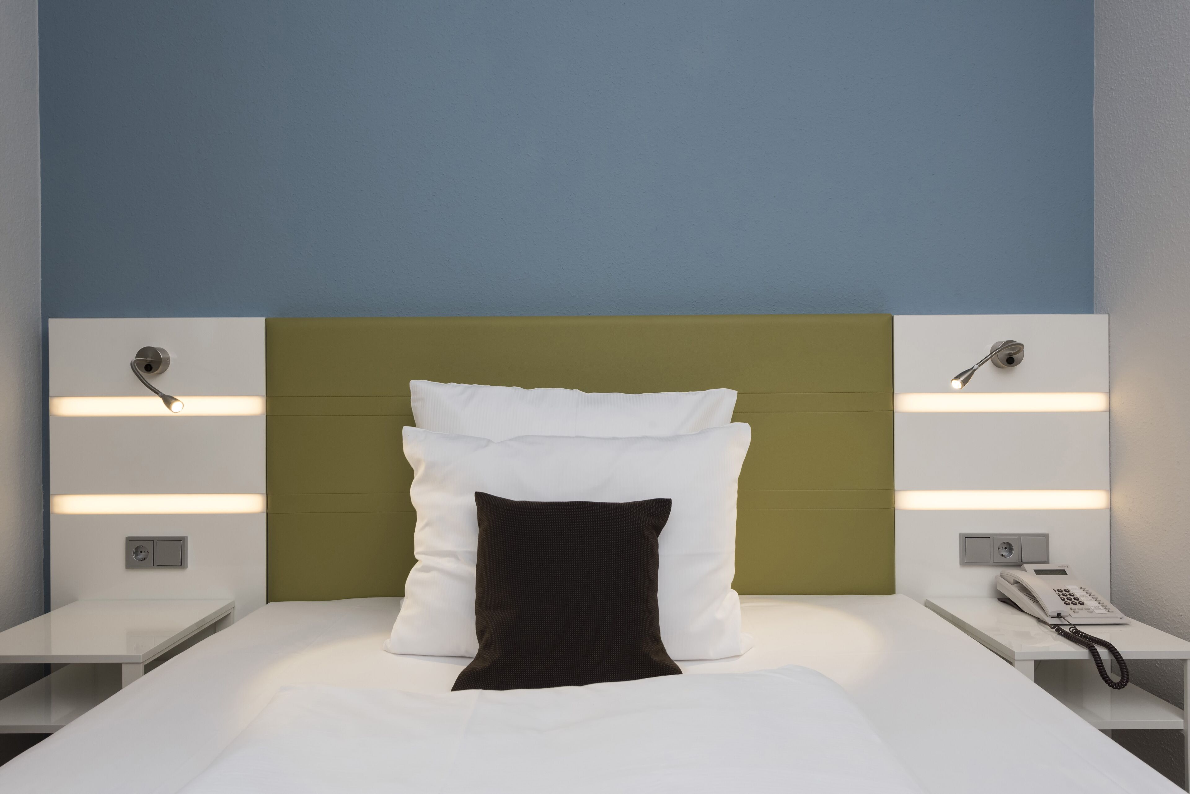 standard room, 1 queen bed | hypo-allergenic bedding, in-room safe, blackout curtains, soundproofing