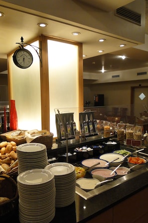 Desayuno buffet diario (EUR 16 por persona)