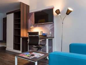 Ropa de cama hipoalergénica y caja de seguridad en la habitación