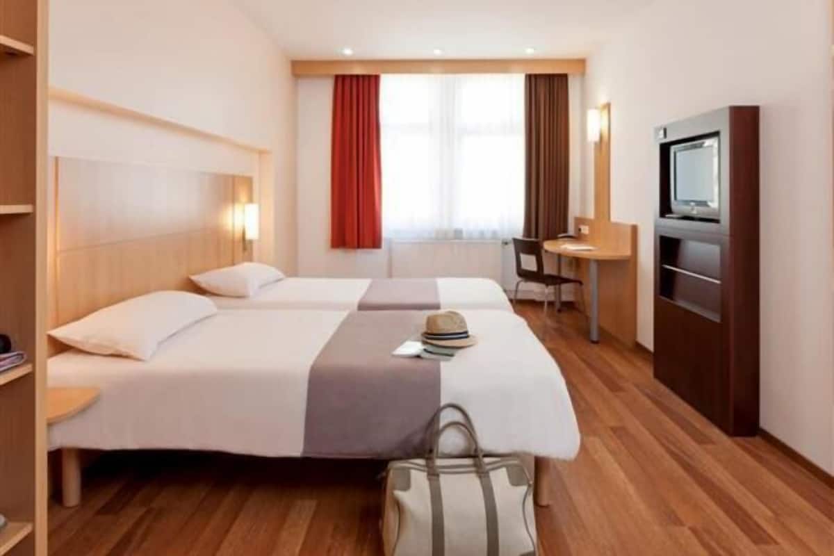 Hypo-allergenic bedding, desk, blackout curtains, free WiFi