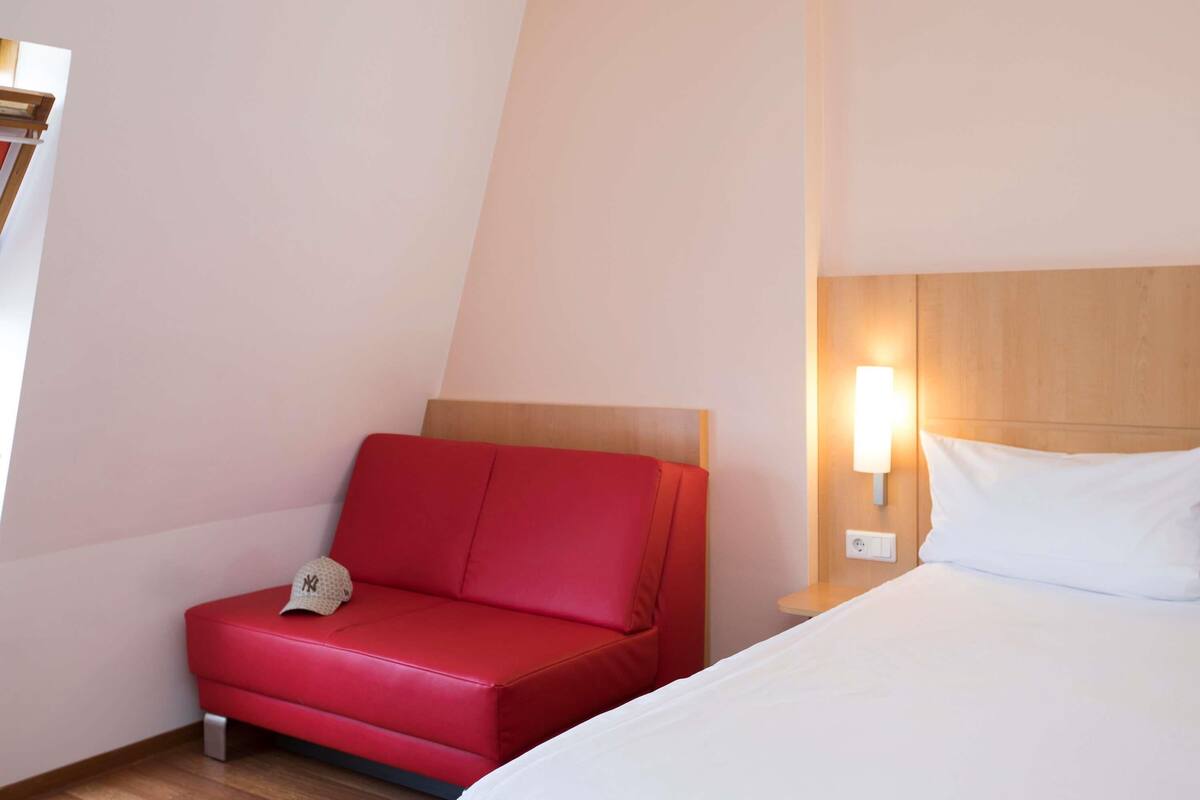 Doppelzimmer mit Schlafsofa/ Sessel | Allergikerbettwaren, Schreibtisch, Verdunkelungsvorhänge