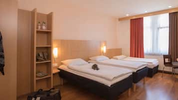 Triple Room | Hypo-allergenic bedding, desk, blackout drapes, free WiFi