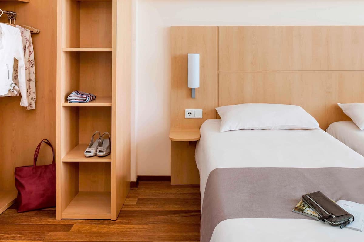 Hypo-allergenic bedding, desk, blackout drapes, free WiFi