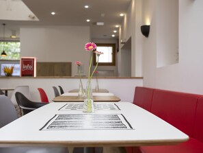Tägliches Frühstücksbuffet gegen Gebühr