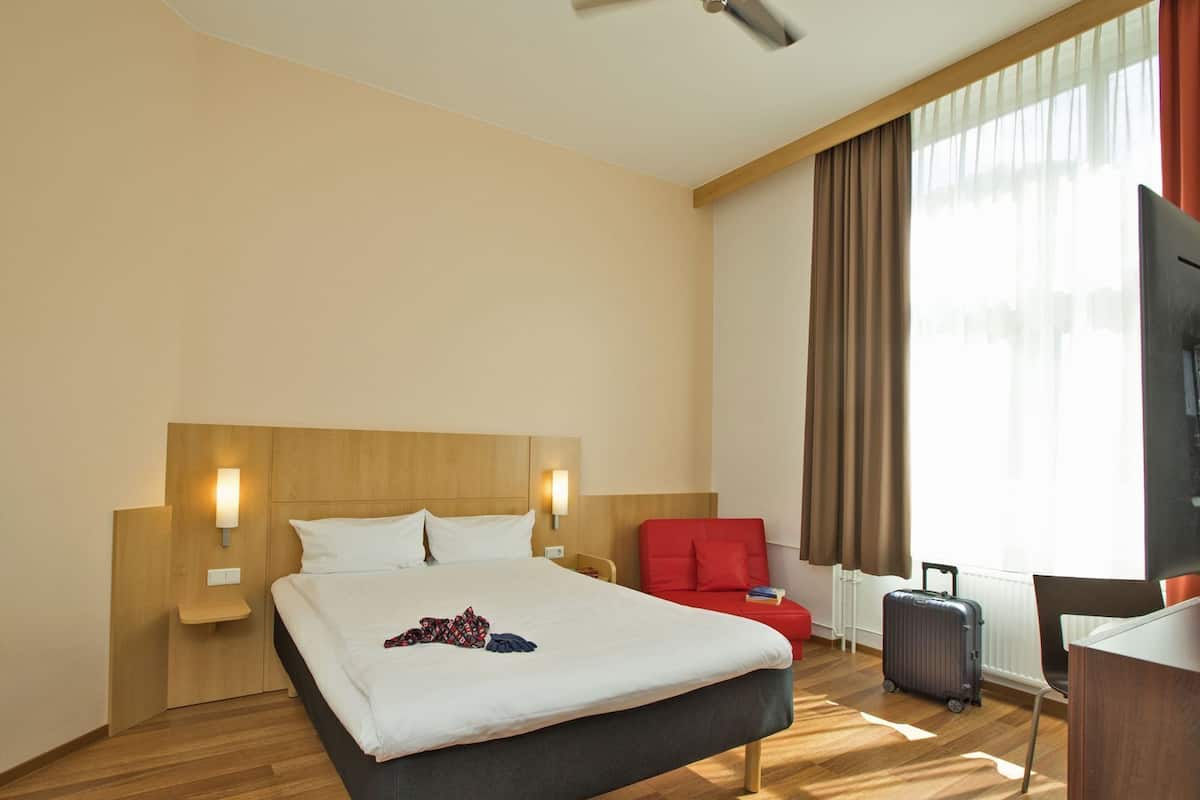 Hypo-allergenic bedding, desk, blackout curtains, free WiFi