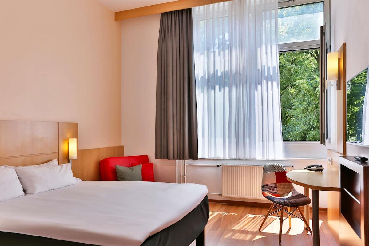 Hypo-allergenic bedding, desk, blackout curtains, free WiFi