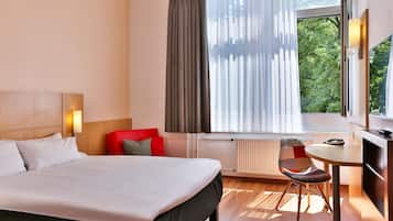 Allergikerbettwaren, Schreibtisch, Verdunkelungsvorhänge