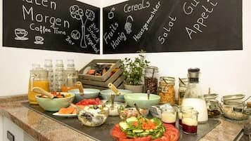 Café da manhã com buffet todos os dias (EUR 17 por pessoa)