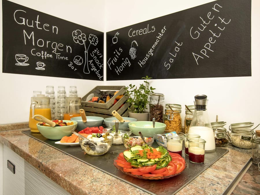 Desayuno buffet diario (EUR 17 por persona)