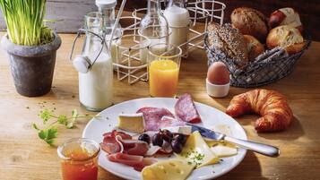 Petit déjeuner buffet (17 EUR par personne)