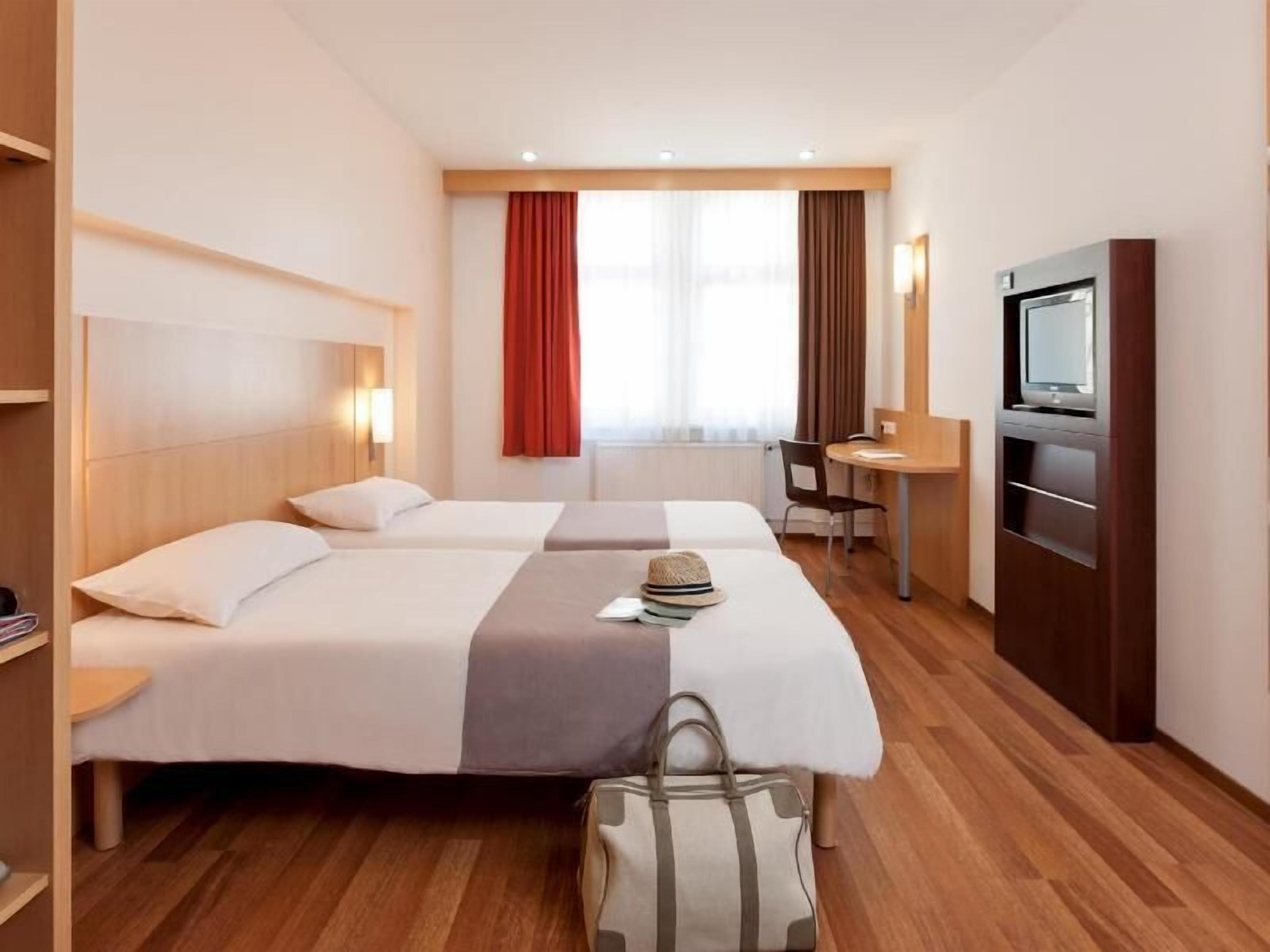 Hypo-allergenic bedding, desk, blackout curtains, free WiFi