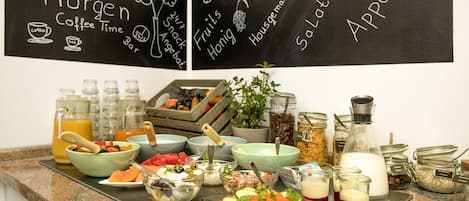 Tägliches Frühstücksbuffet (17 EUR pro Person)