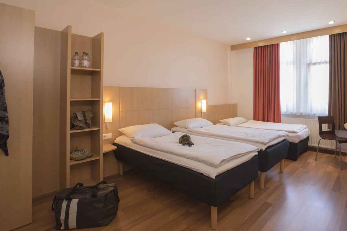 Dreibettzimmer | Allergikerbettwaren, Schreibtisch, Verdunkelungsvorhänge