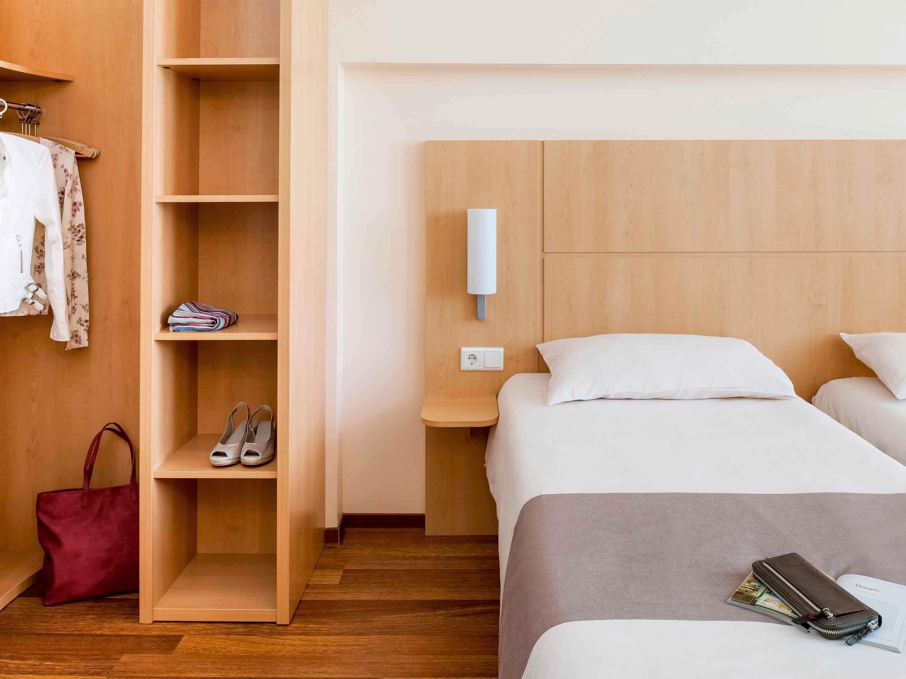 Hypo-allergenic bedding, desk, blackout curtains, free WiFi