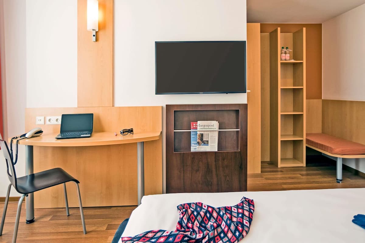 Hypo-allergenic bedding, desk, blackout drapes, free WiFi