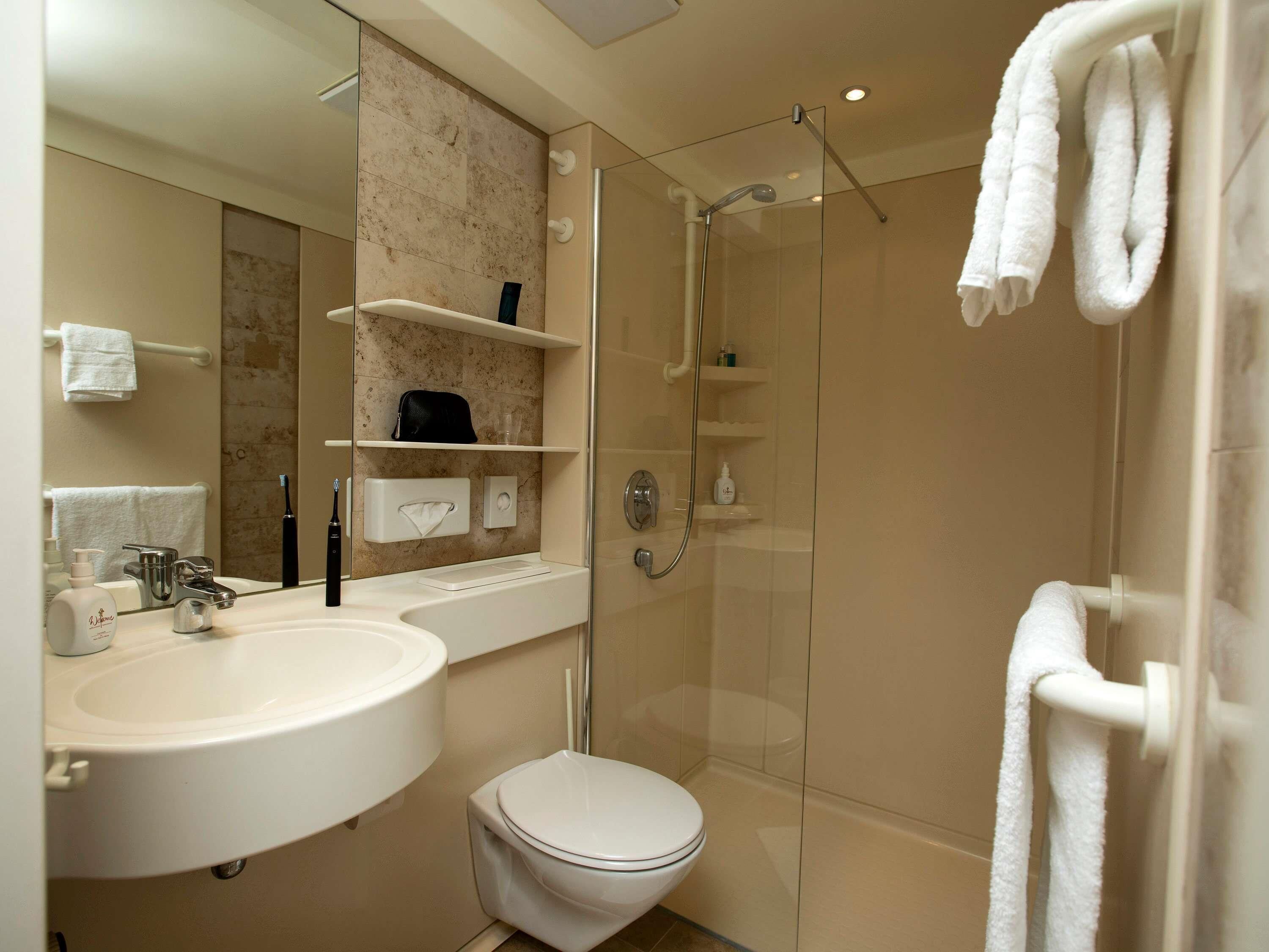 Biancheria da letto ipoallergenica, una scrivania, tende oscuranti