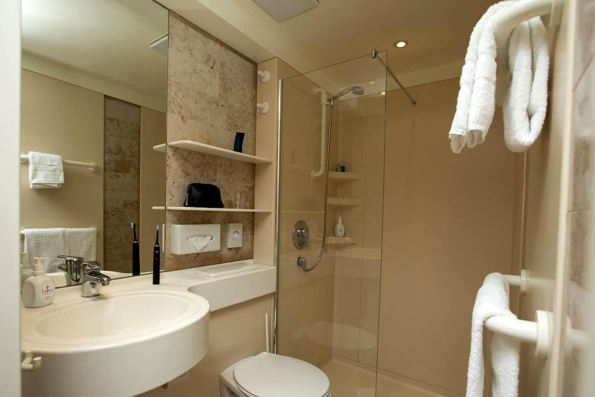 Hypo-allergenic bedding, desk, blackout curtains, free WiFi