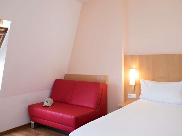 Doppelzimmer mit Schlafsofa/ Sessel | Allergikerbettwaren, Schreibtisch, Verdunkelungsvorhänge
