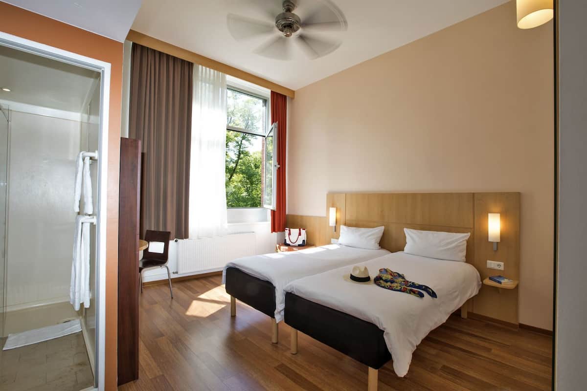 Hypo-allergenic bedding, desk, blackout curtains, free WiFi