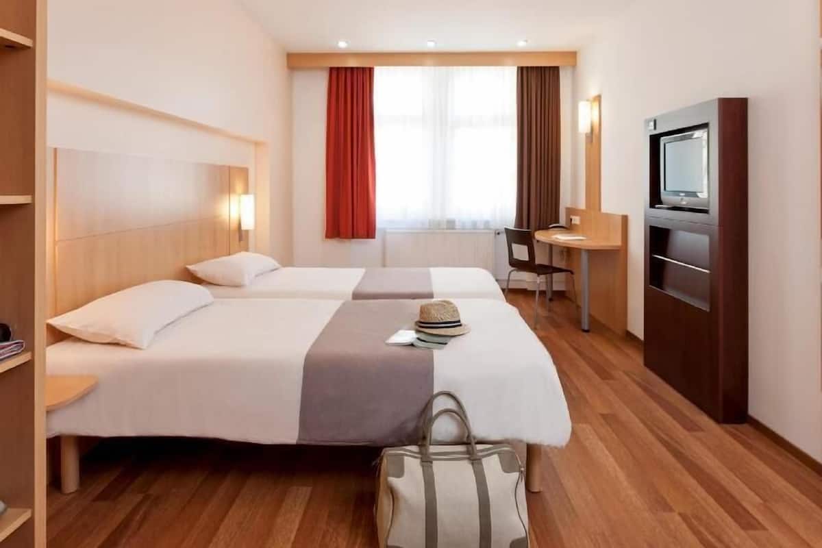 Hypo-allergenic bedding, desk, blackout curtains, free WiFi