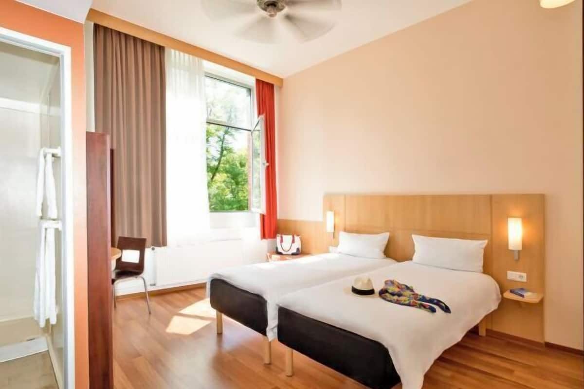 Ropa de cama hipoalergénica, escritorio, cortinas opacas y wifi gratis
