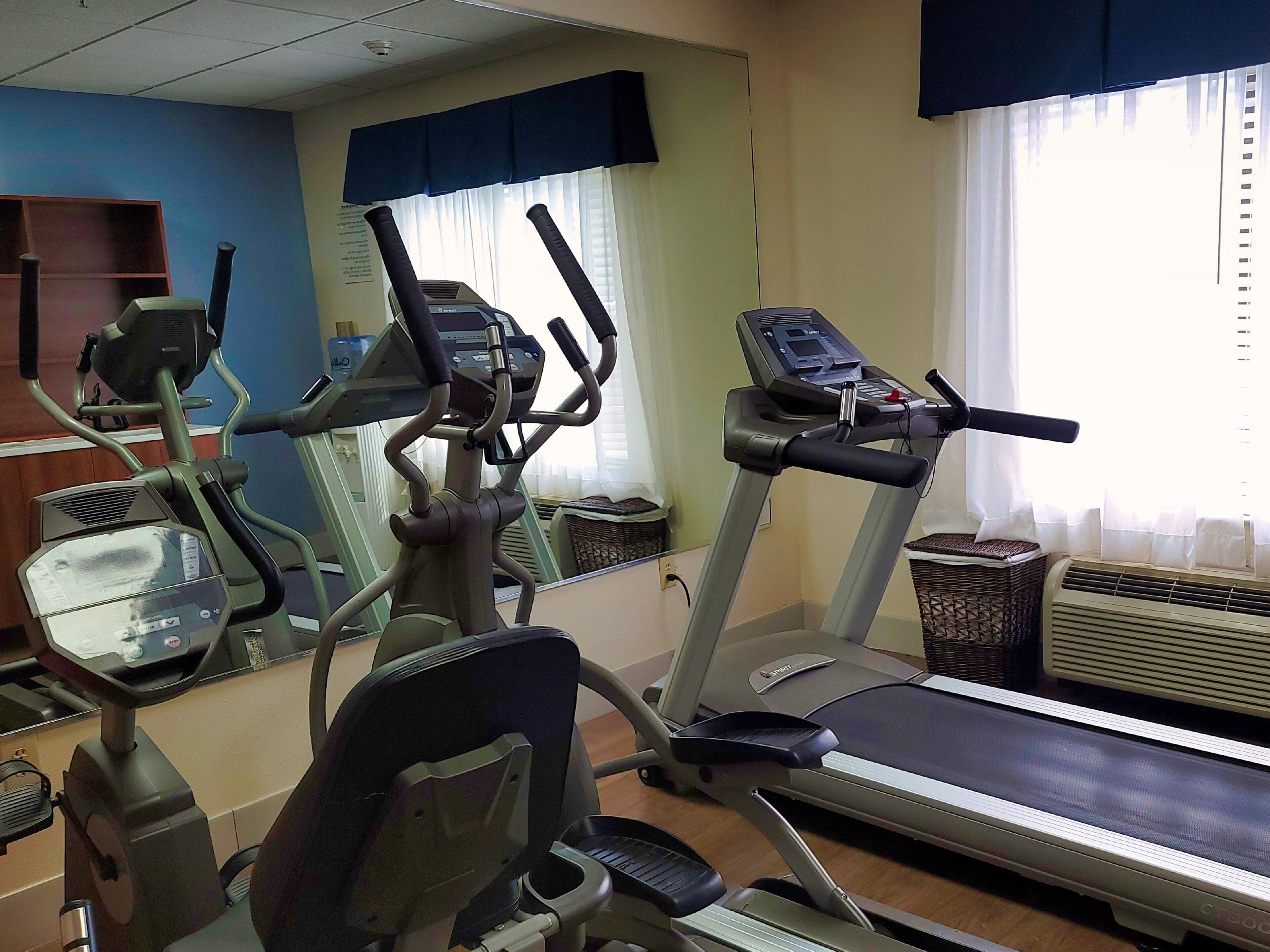 Ein Fitnessraum mit Laufbändern, Ergometer und einem Crosstrainer.