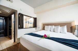 高级房, 1 张特大床, 海洋景观 | 客房内保险箱、特色装修、特色家居、熨斗/熨衣板