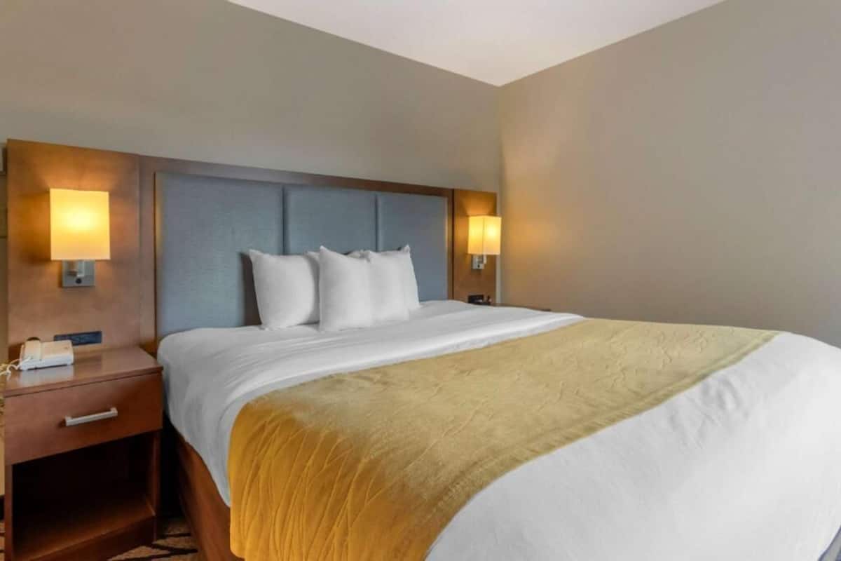 Camas con pillow-top, escritorio y cortinas blackout