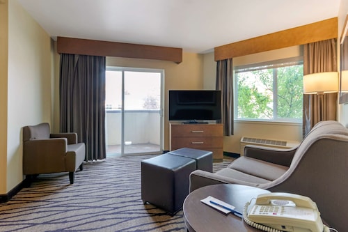 Comfort Inn & Suites Market - Airport