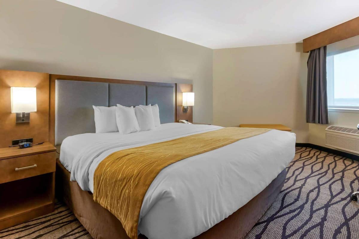 Camas con pillow-top, escritorio y cortinas blackout